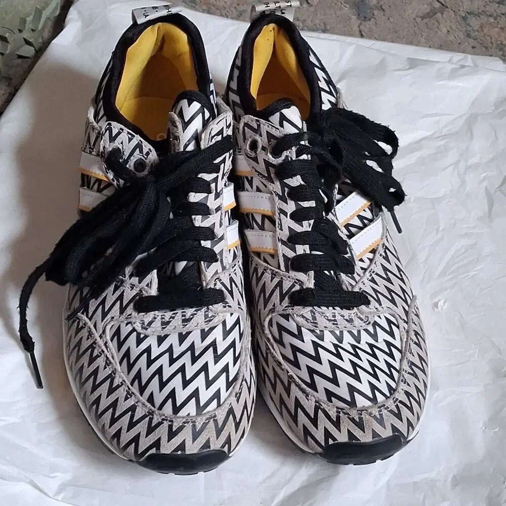Adidas black / white zigzag pattern men's shoes size 7 yellow lining SHW 675001